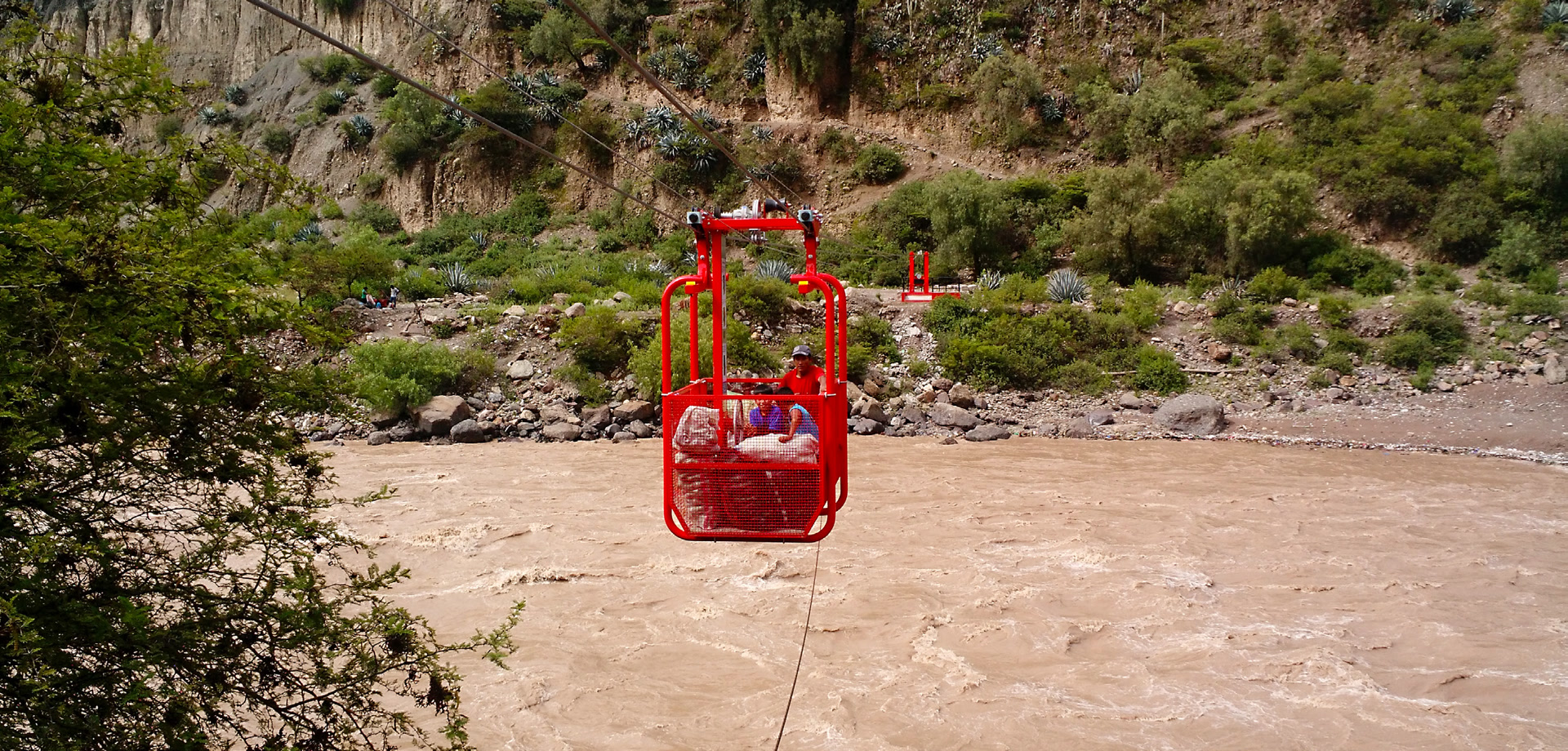 Huaro Cotinex cruzando río — catálogo pág. 16