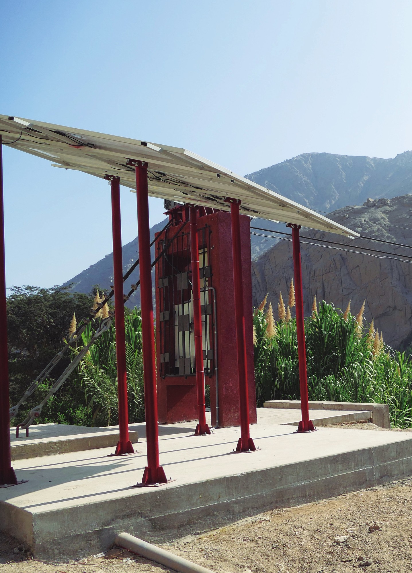 Estación con energía solar — catálogo pág. 12